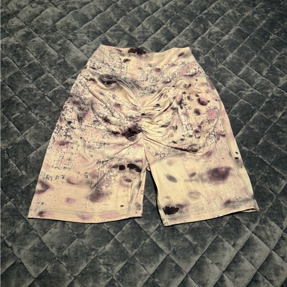 CLS Sculpt Scrunch Shorts Mauve Leopard - Picture 4 of 5